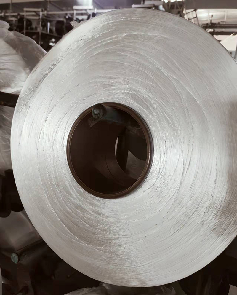 ¿Cuáles son los defectos comunes en el hilo FDY y cómo se pueden prevenir?