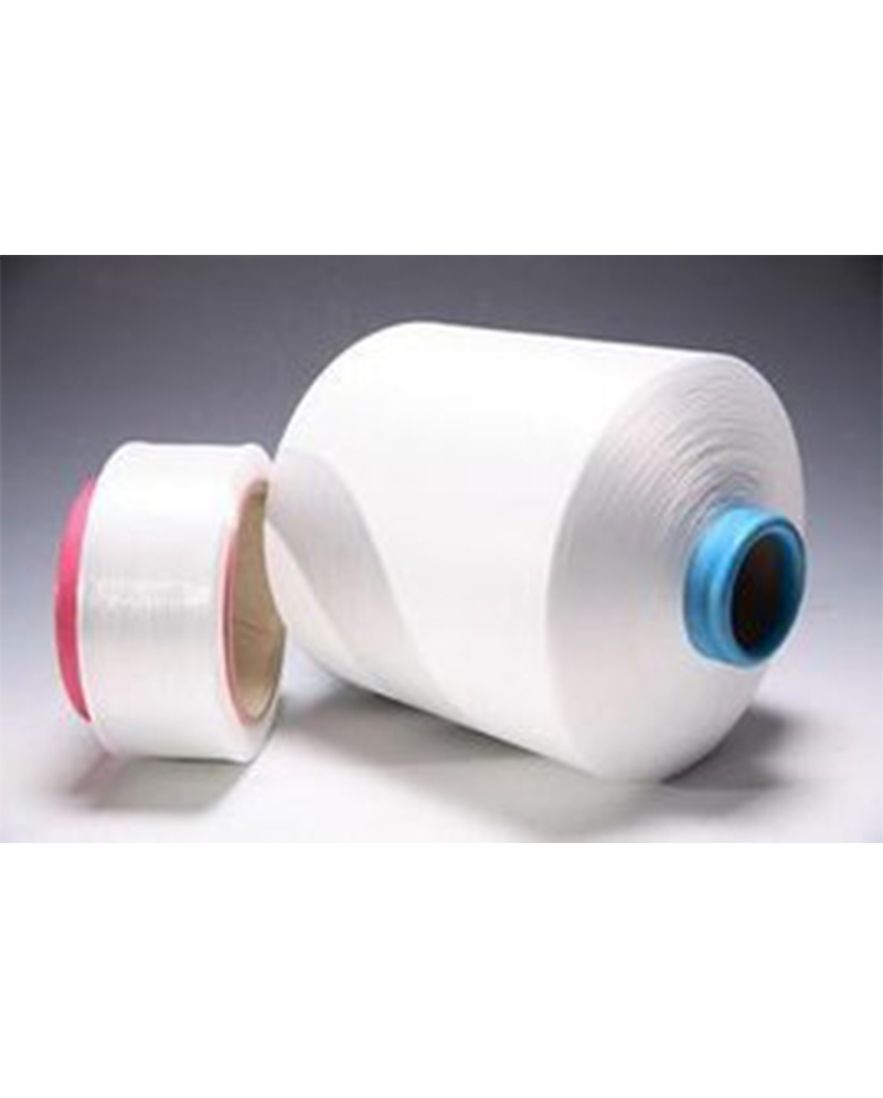 ¿Cómo contribuye el hilo reciclado a reducir la contaminación plástica?